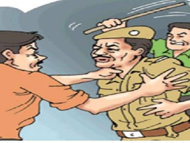 बिजली की लाइन लगाने में हुए झगड़ा निबटाने गयी महिला दरोगा व कांस्टेबल पर माँ- बेटी ने किया हमला