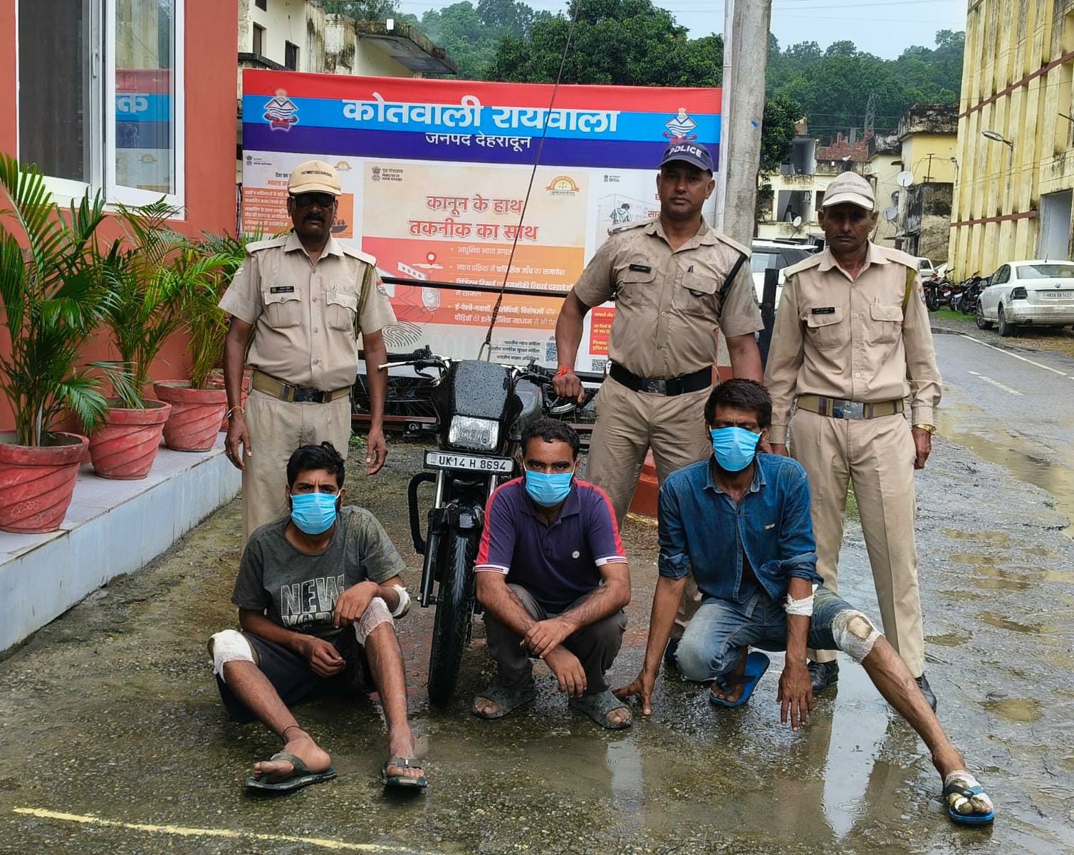 मोटरसाइकिल तीन चोरों को स्थानीय ने पकड़ा, पुलिस को सौंपा