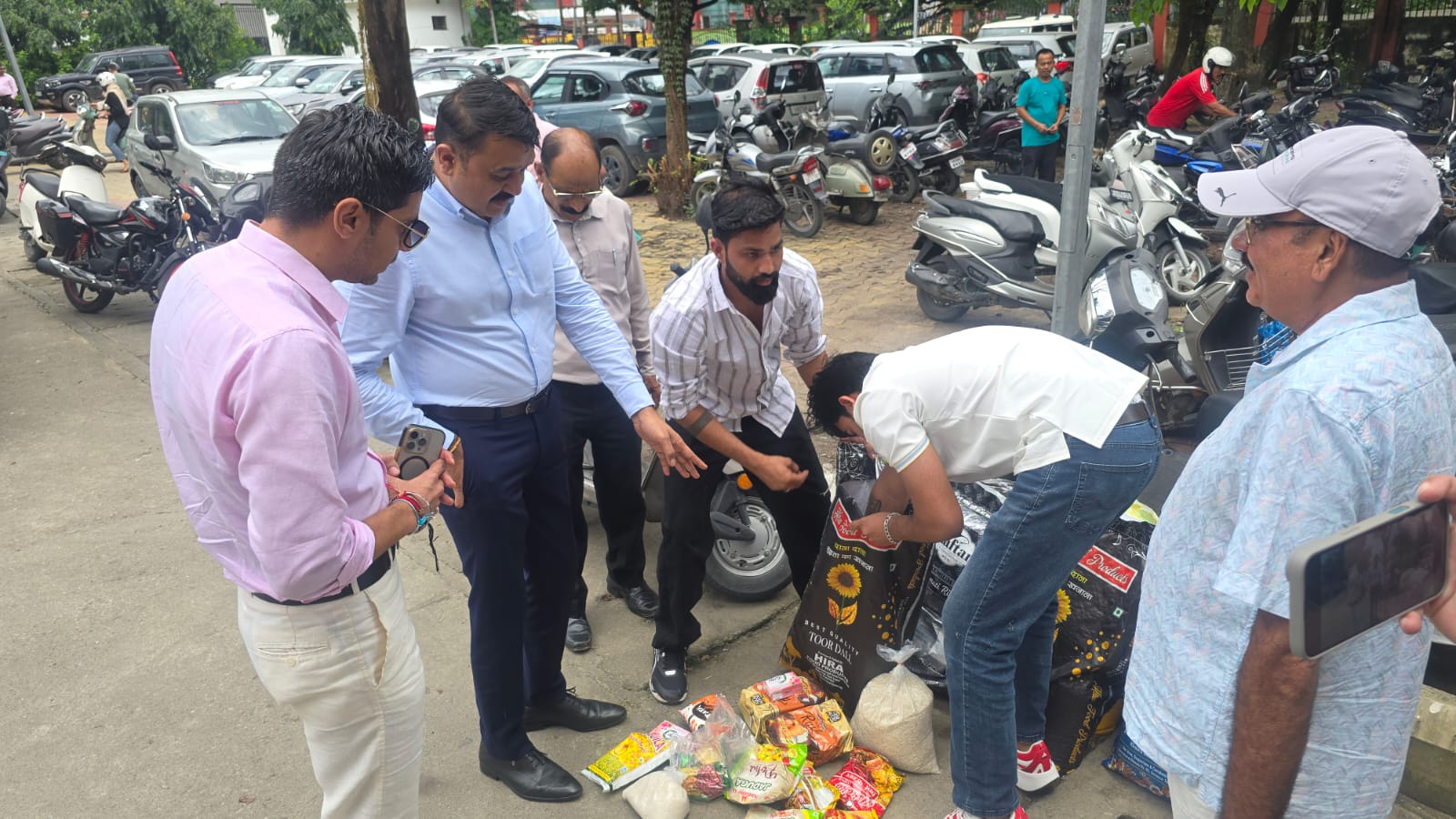 कप्तान अजय द्वारा स्वयं सेवी संस्थाओं की मदद से धराली पीड़ितों को भिजवाई जा रही खाद्य सामग्री
