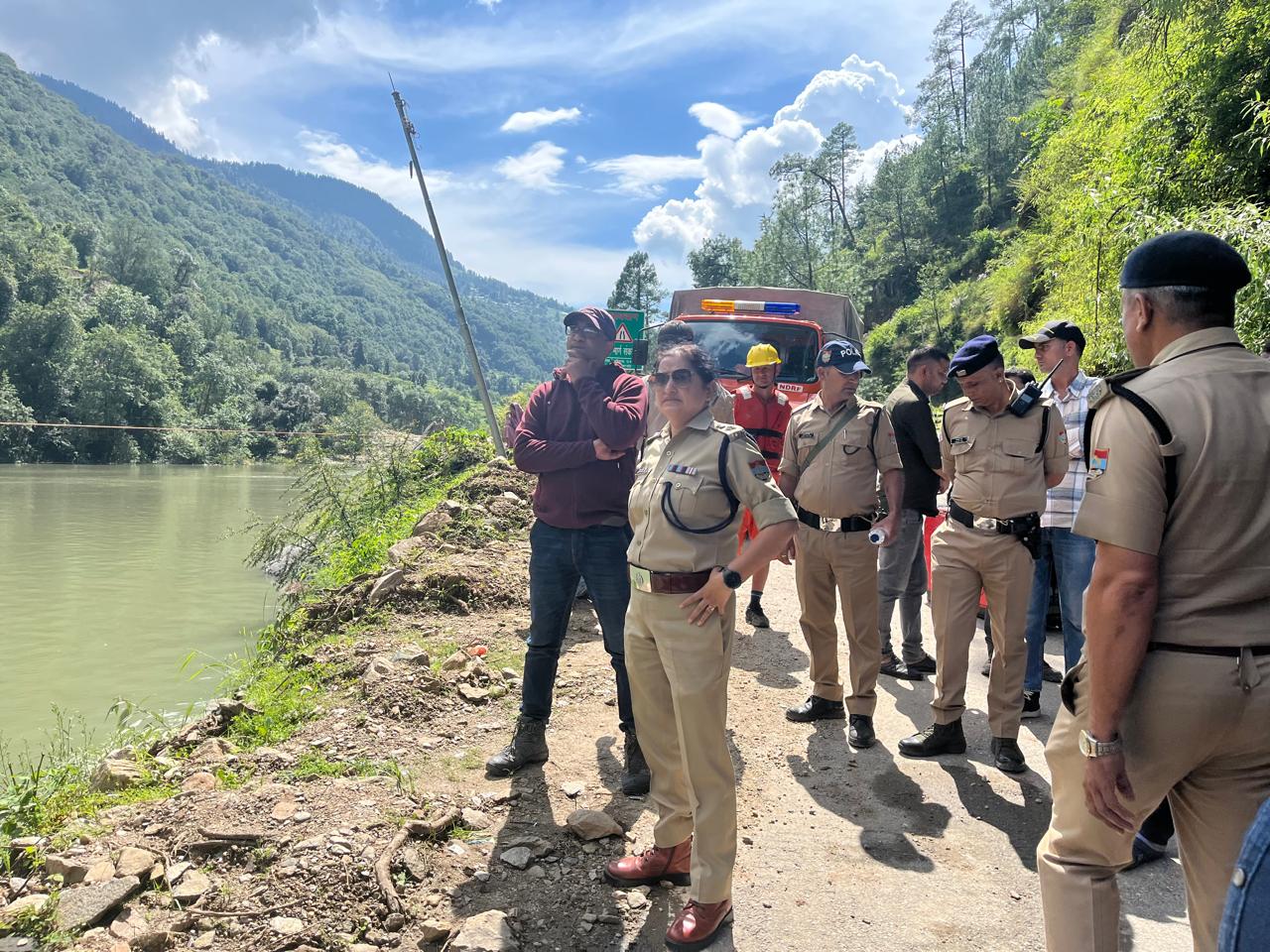 स्यानाचट्टी में बन रही अस्थायी झील का किया निरीक्षण, पानी निकासी को उपाय करने के दिये निर्देश