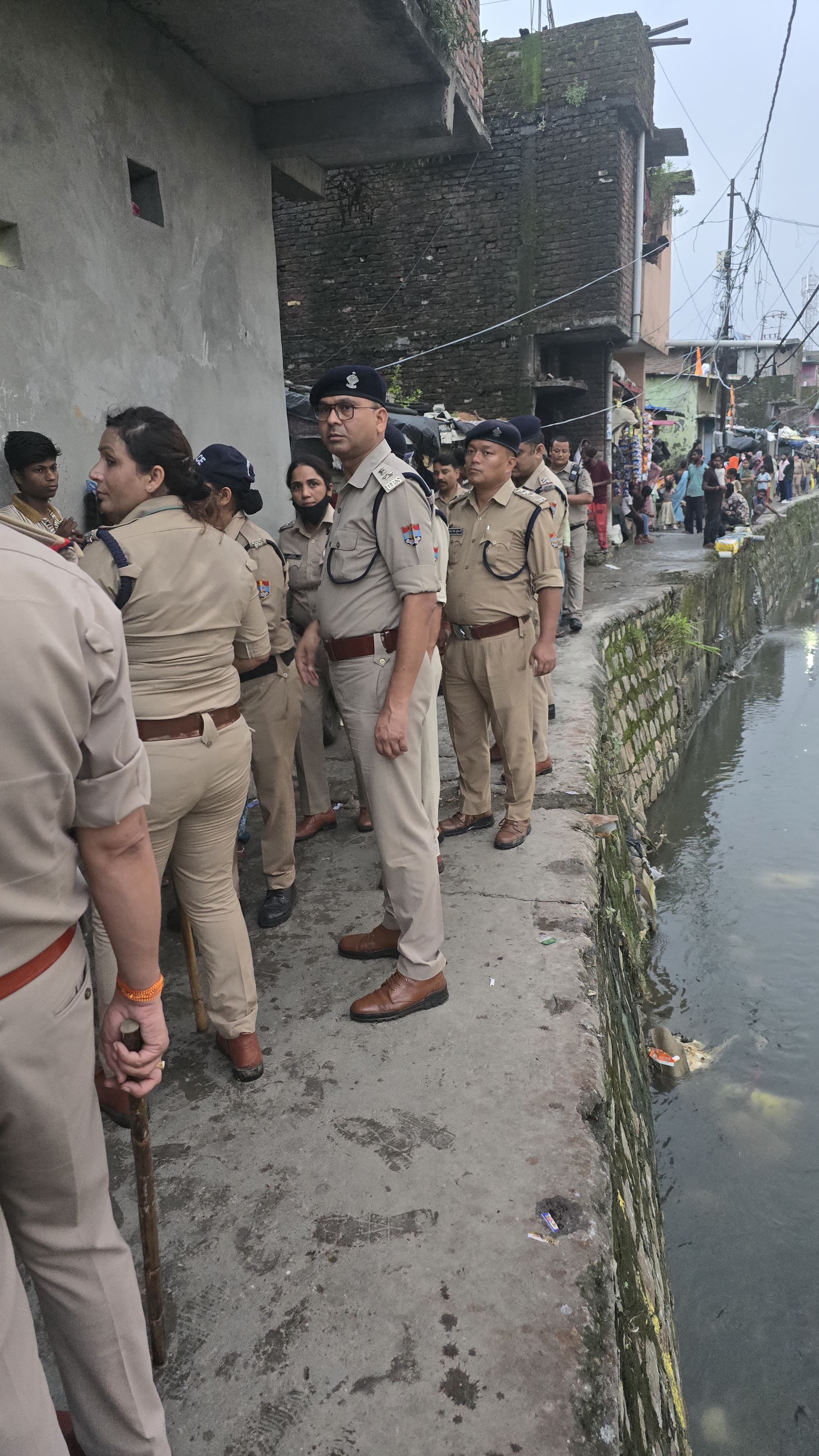 एसपी सिटी ने टीम संग बिंदाल बस्ती में की आकस्मिक चेकिंग