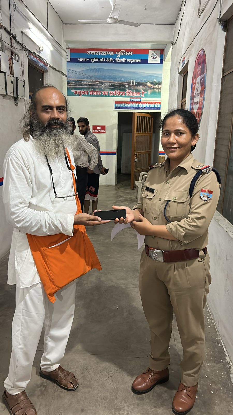 टिहरी पुलिस ने 5 खोए हुए फोन लौटाकर बिखेरी मुस्कान