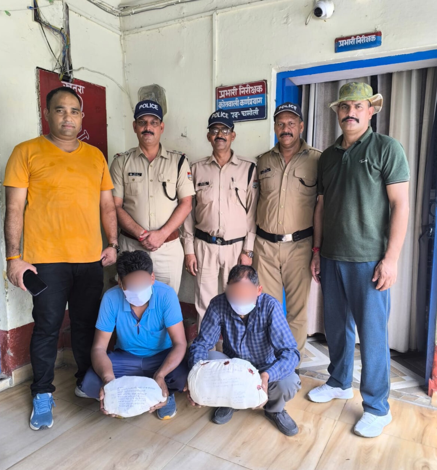 लाखों की कीड़ा जड़ी के साथ दो तस्कर धरे गए