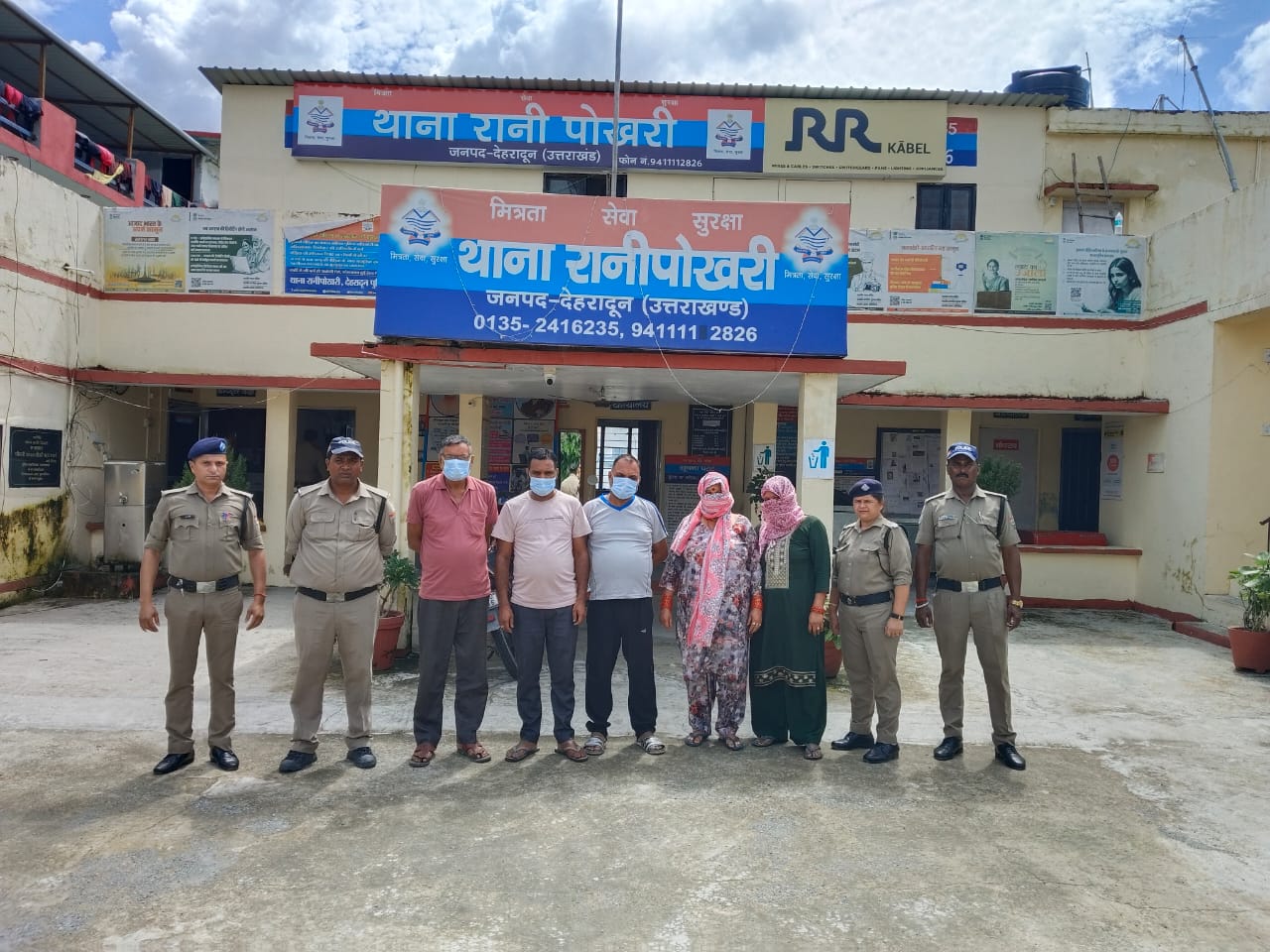 डरा धमकाकर लोगो की जमीन पर कब्जे करने वाला परिवार गिरफ्तार