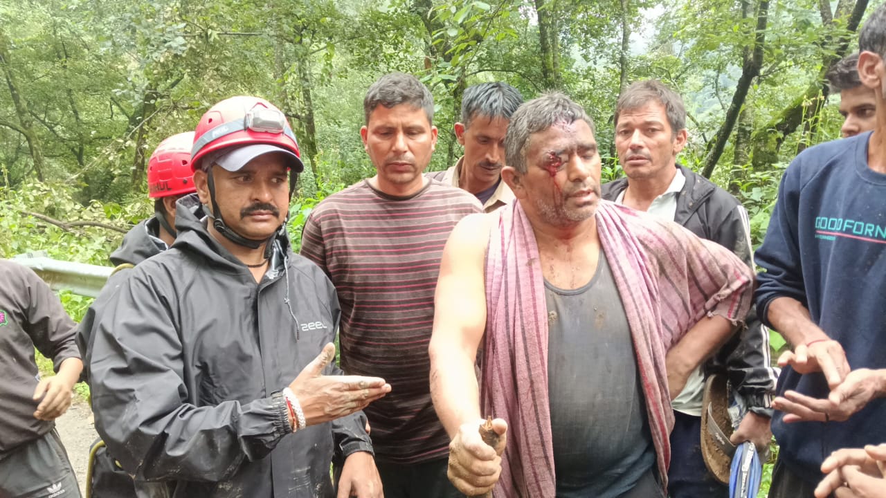 छेनागाड़ में यात्रियों सहित फंसे ड्राइवर-कंडक्टर को डीडीआरएफ में सकुशल बचाया