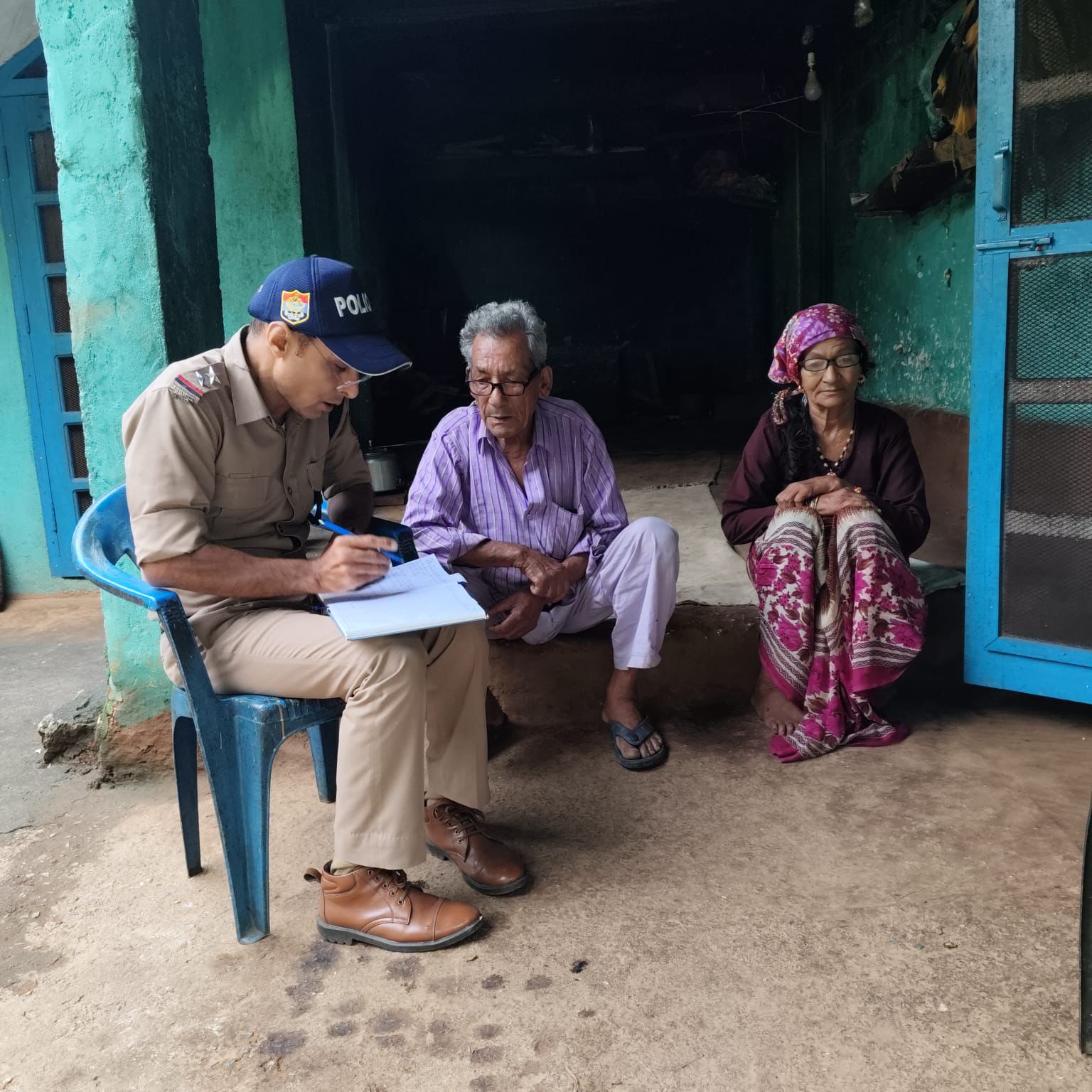 पिथौरागढ़ पुलिस ने पूछी बुजुर्गों को कुशलक्षेम