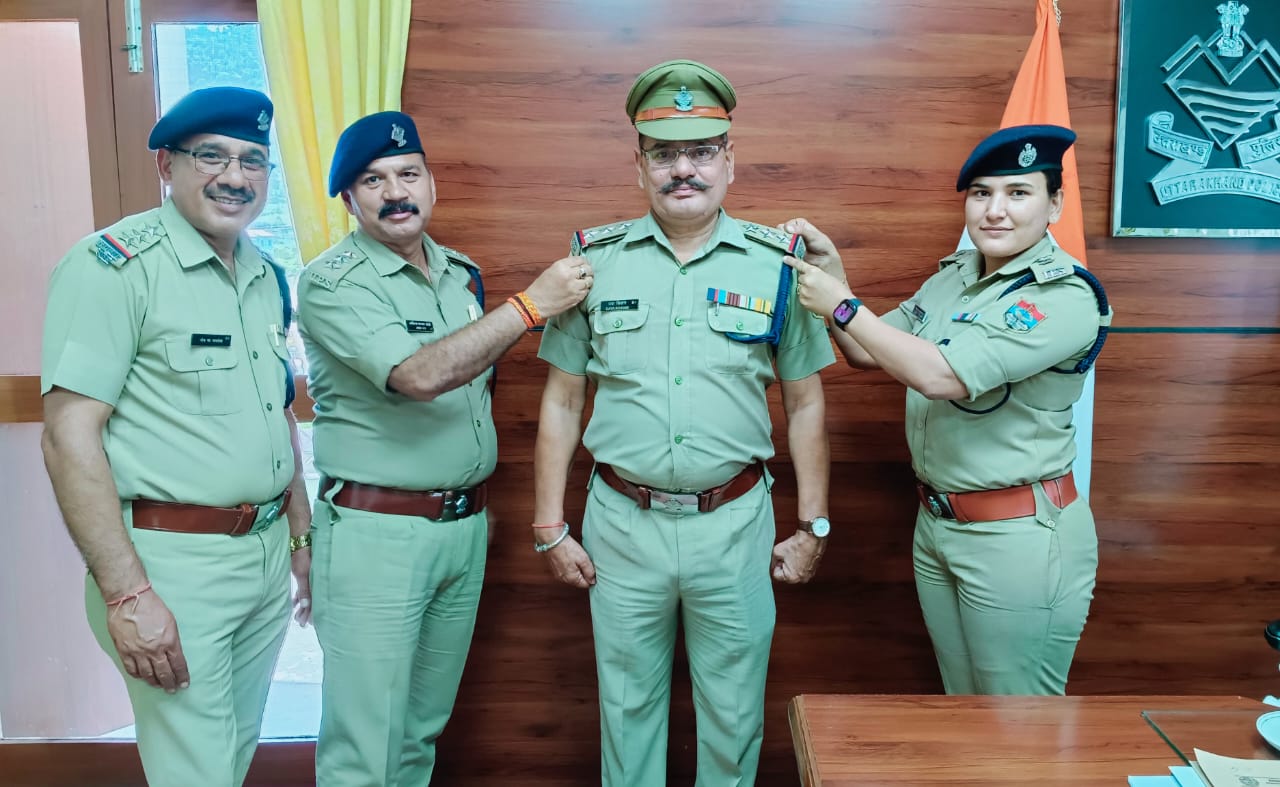 एसपी ने फायर स्टेशन अधिकारी के कंधे पर पदोन्नति के सजाए सितारे