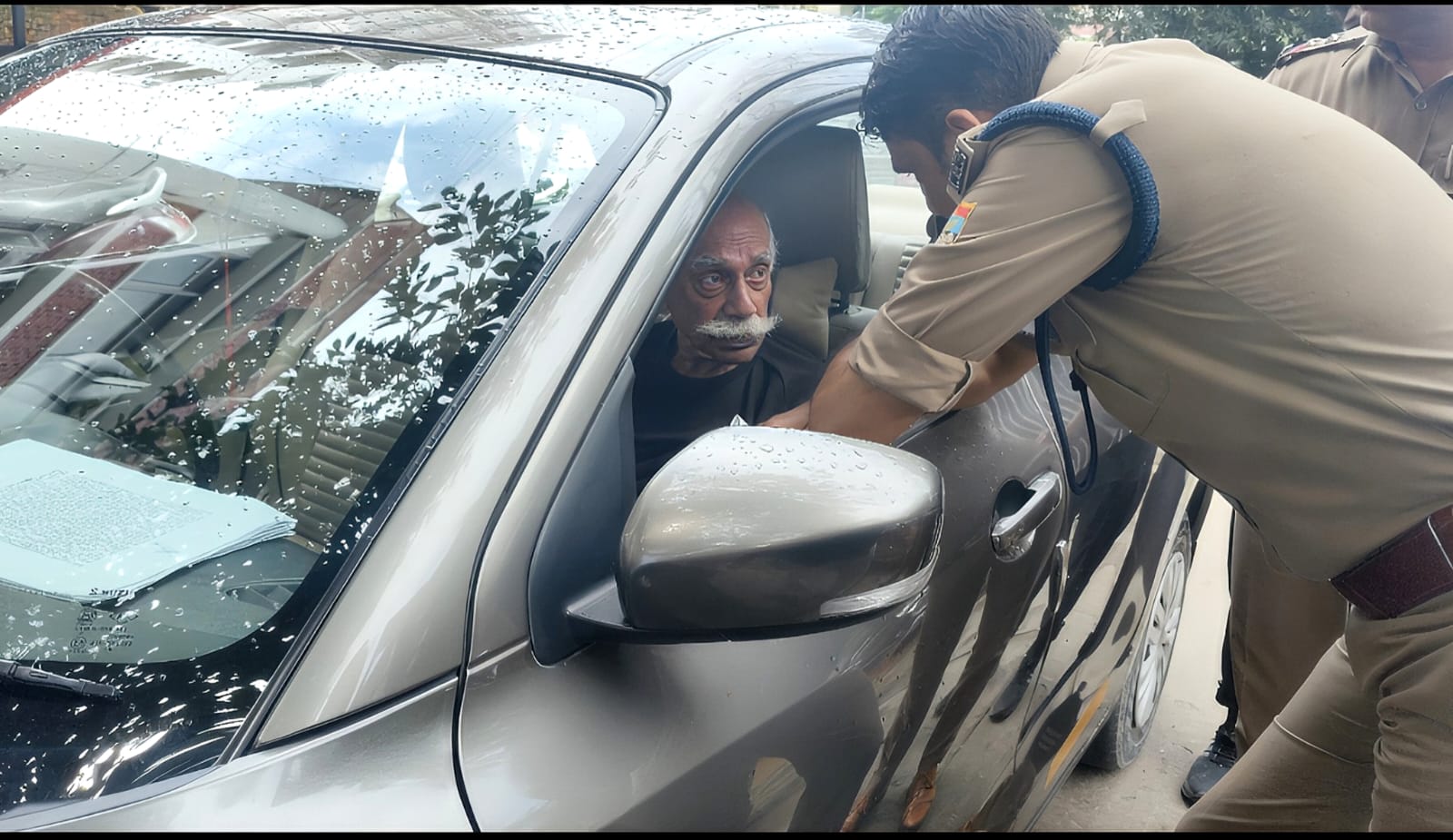 83 वर्षीय बुजुर्ग की शिकायत सुनने खुद बुजुर्ग के पास चलकर आये कप्तान अजय सिंह!