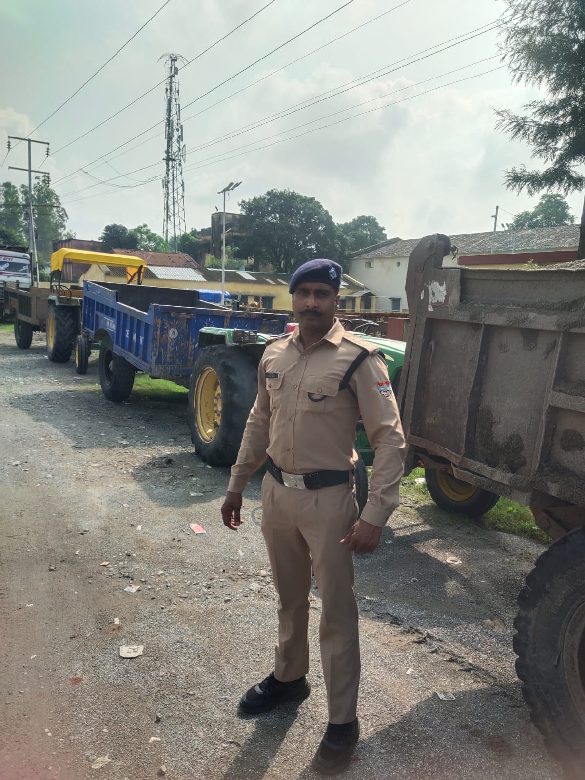 अवैध खनन कर रहे 6 ट्रैक्टर ट्रॉली सीज