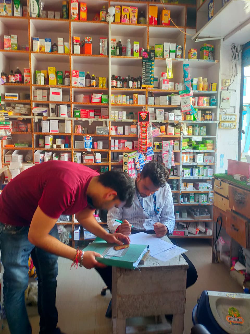 औषधि विभाग व पुलिस ने की मेडिकल स्टोरों पर छापेमारी, मचा हड़कंप