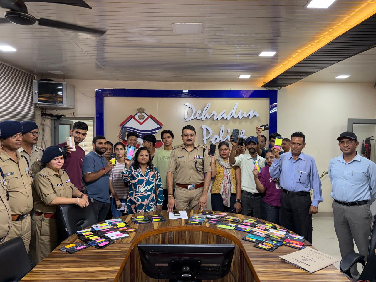 खोये फ़ोन लौटकर चेहरों पर बिखेरी मुस्कान