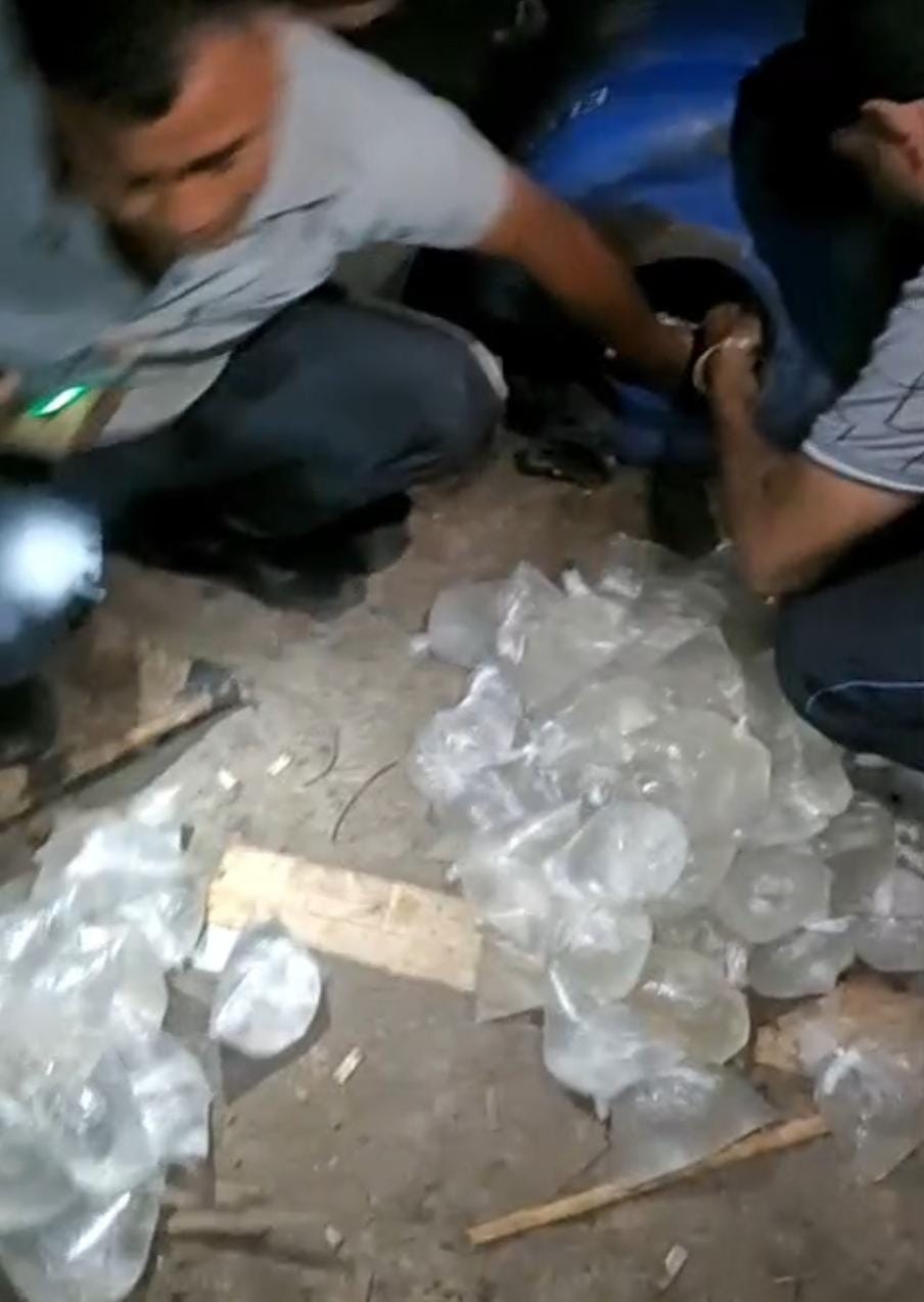 पुलिस से बचने को चारपाई के नीचे जमीन में गाडी थी शराब,  250 पाउच कच्ची शराब