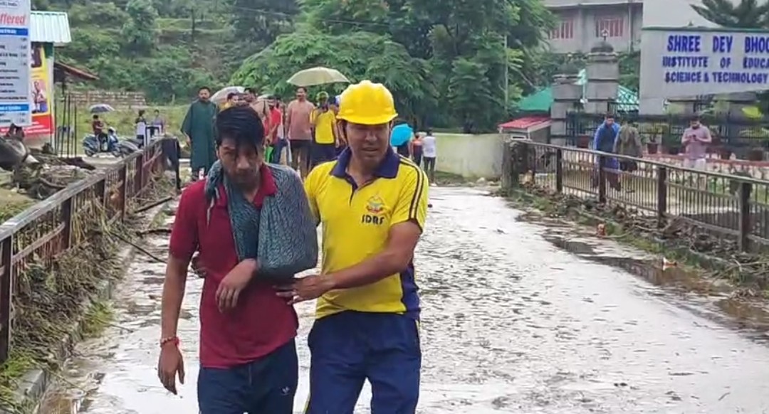 देवभूमि इंस्टिट्यूट में फंसे 200 छात्रों को एसडीआरएफ ने किया रेस्क्यू