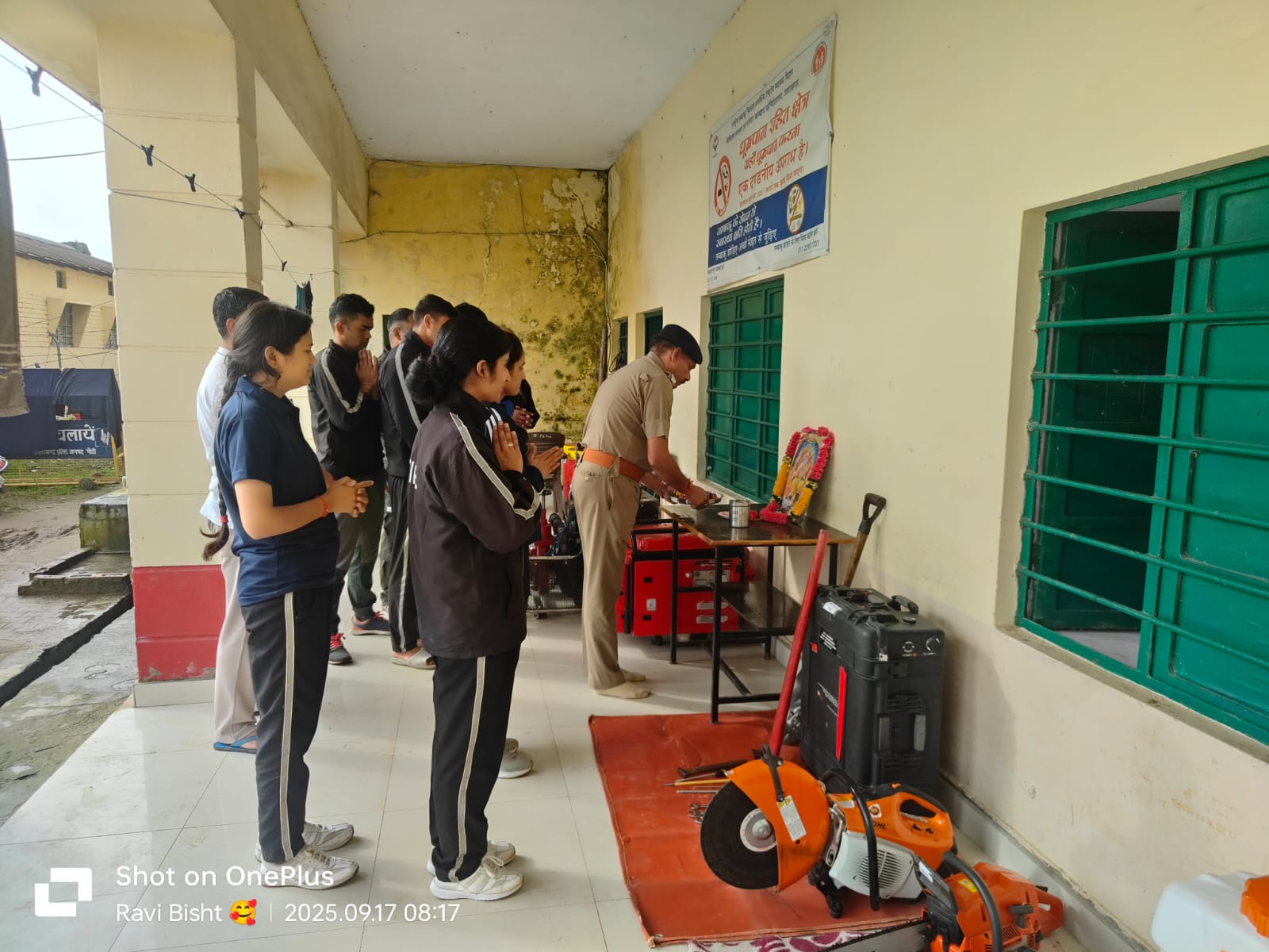 पौड़ी पुलिस ने विश्वकर्मा जयंती पर शस्त्र, वाहन व यंत्रों की पूजा