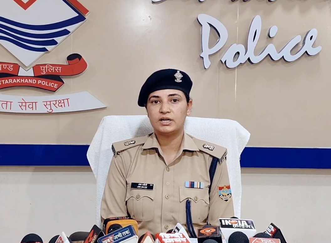 यूकेएसएससी द्वारा आयोजित प्रतियोगी परीक्षा में प्रश्न पत्र के फोटो आगे भेजने वाली अभियुक्ता को पुलिस ने किया गिरफ्तार