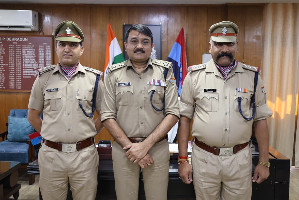 कप्तान ने पदौन्नति पाए 2 उपनिरीक्षको के कंधे पर सजाए सितारे