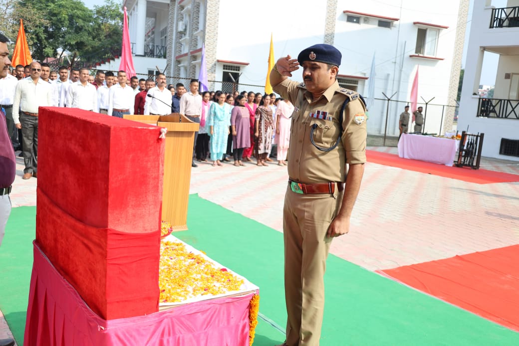 राष्ट्रपिता महात्मा गाँधी तथा पूर्व प्रधानमंत्री लाल बहादुर शास्त्री जी की जयंती पर एसएसपी देहरादून द्वारा दी श्रद्धांजलि