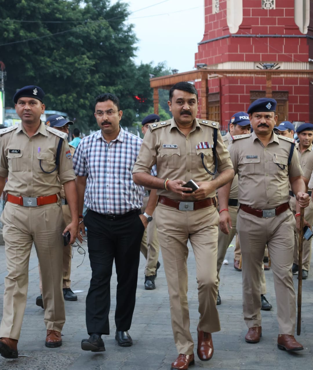 त्योहारो में बाजारों में जाम व अव्यवस्थाओं से निबटने को कप्तान अजय ने किया बाजार निरीक्षण