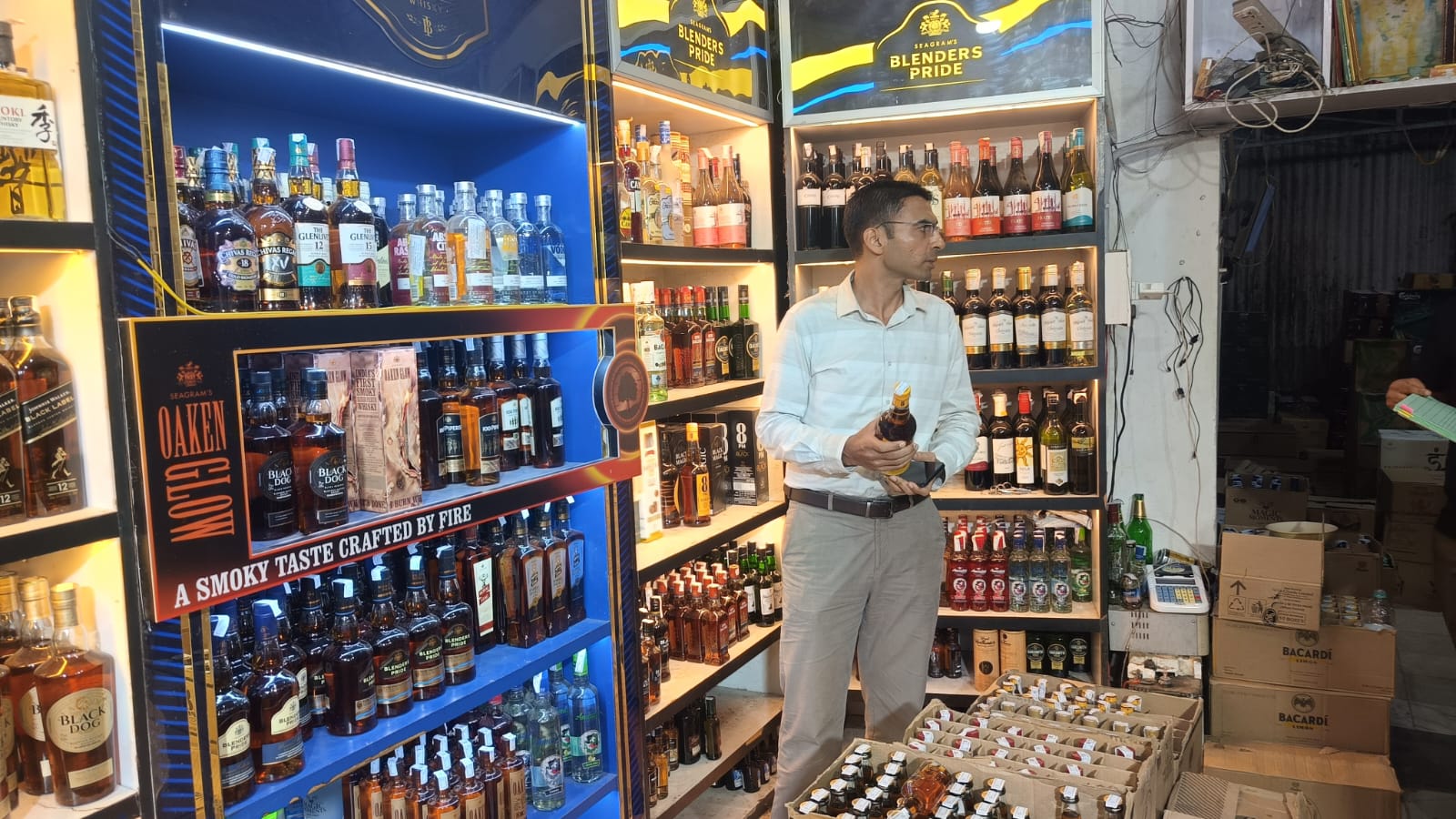 कड़ी कार्यवाही:  डीएम सविन ने सर्किल बार का लाइसेंस 15 दिन के लिए किया निलंबित