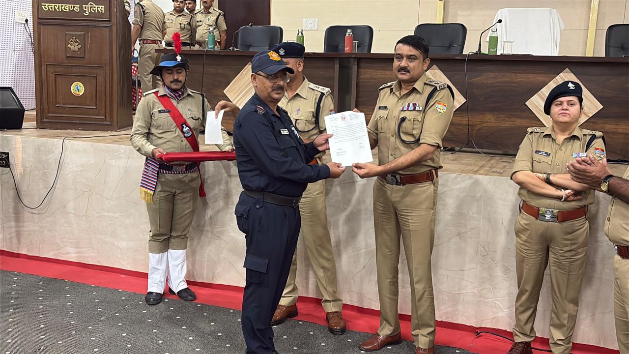 77 पुलिस कर्मियों को 'उत्कृष्ट' सेवा देने पर कप्तान ने किया सम्मानित