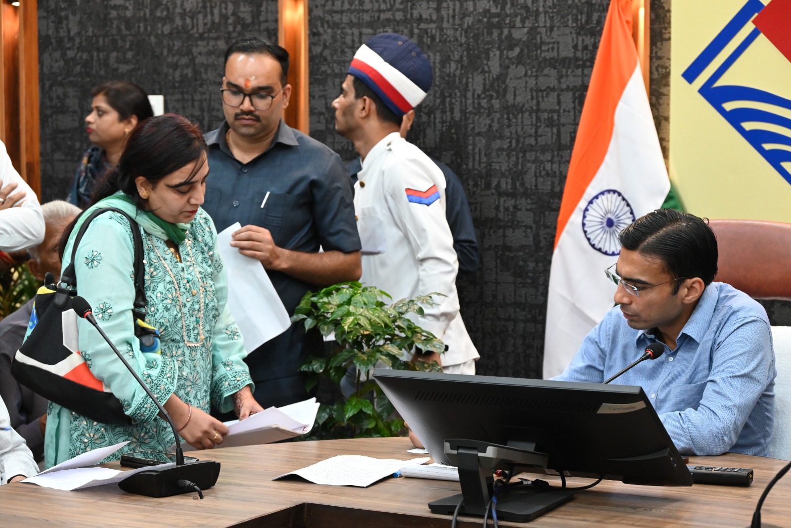 डीएम बंसल के हस्तक्षेप से शिक्षिका को मिला न्याय