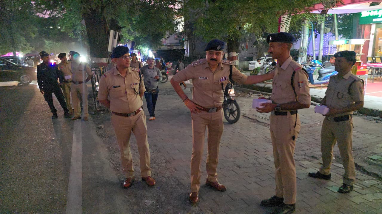 दीवाली पर शहर सुरक्षा में तत्पर जवानो का कप्तान अजय ने बढ़ाया हौसला