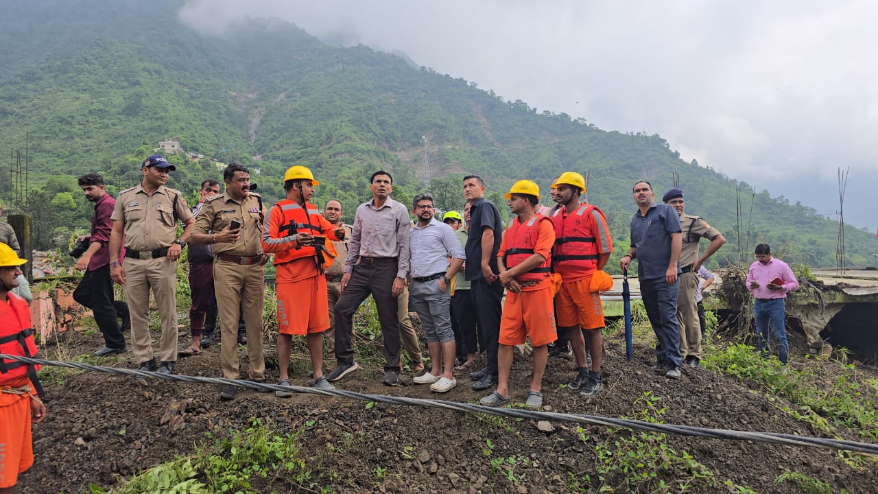 डीएम सविन बंसल पहुँचे आपदा प्रभावितों के बीच