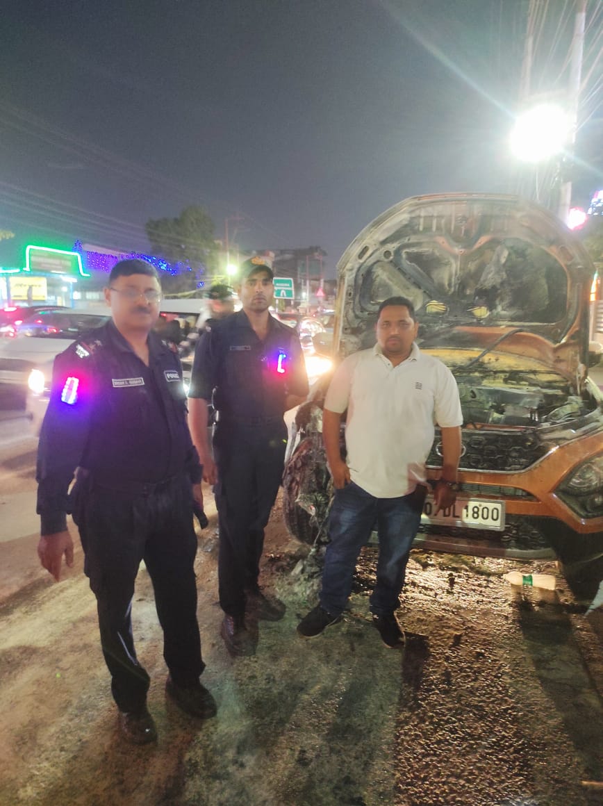 चलती कार में लगी आग, सीपीयू कर्मियों ने कार सवारों को सुरक्षित निकाला बाहर