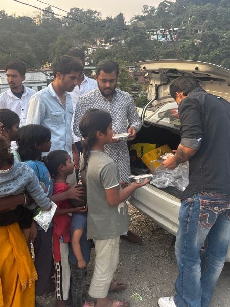 सांसद अनुराग ठाकुर के जन्मदिवस पर युवा नेता नीलांश ने गरीबो को बांटा भोजन