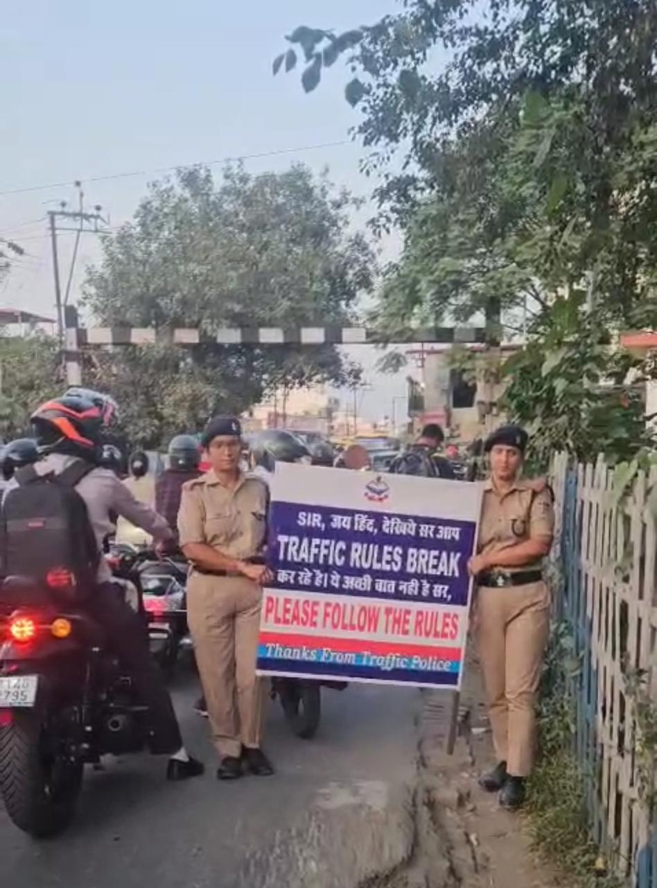 देहरादून ट्रैफिक पुलिस की अनोखी पहल: प्यार और अनुशासन से सिखाया यातायात का पाठ