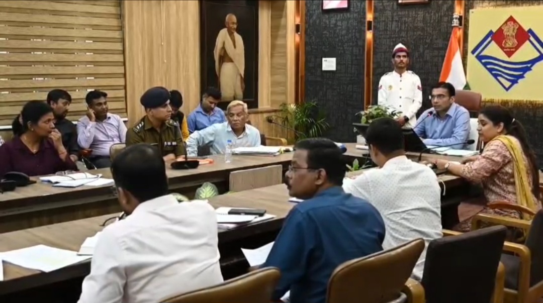 सड़क खुदाई तय नियमों में ही होगी, अनुमति से अधिक कार्य पर दर्ज होगी एफआईआर: डीएम सविन बंसल