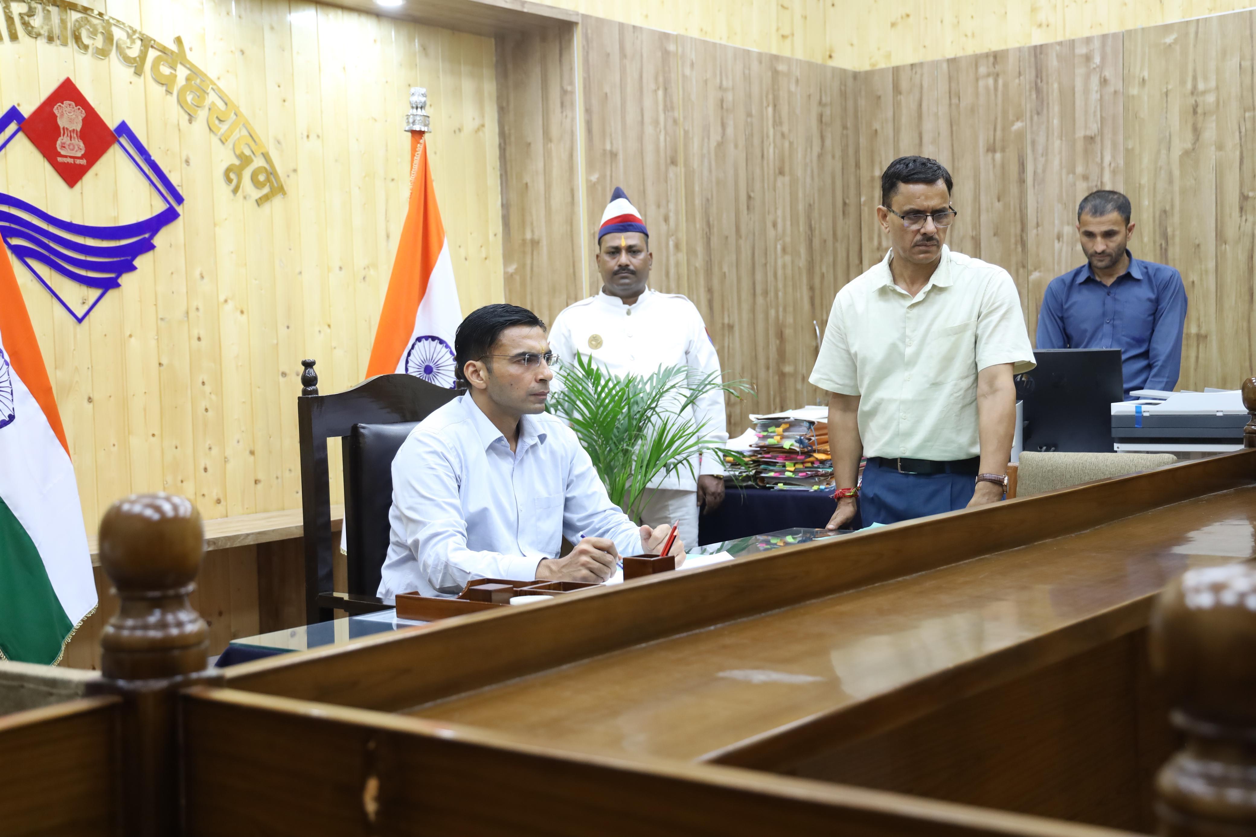 डीएम सविन बंसल का सख्त रुख शस्त्र प्रदर्शन पर किया लाइसेंस निलंबित,निरस्तीकरण प्रक्रिया शुरू