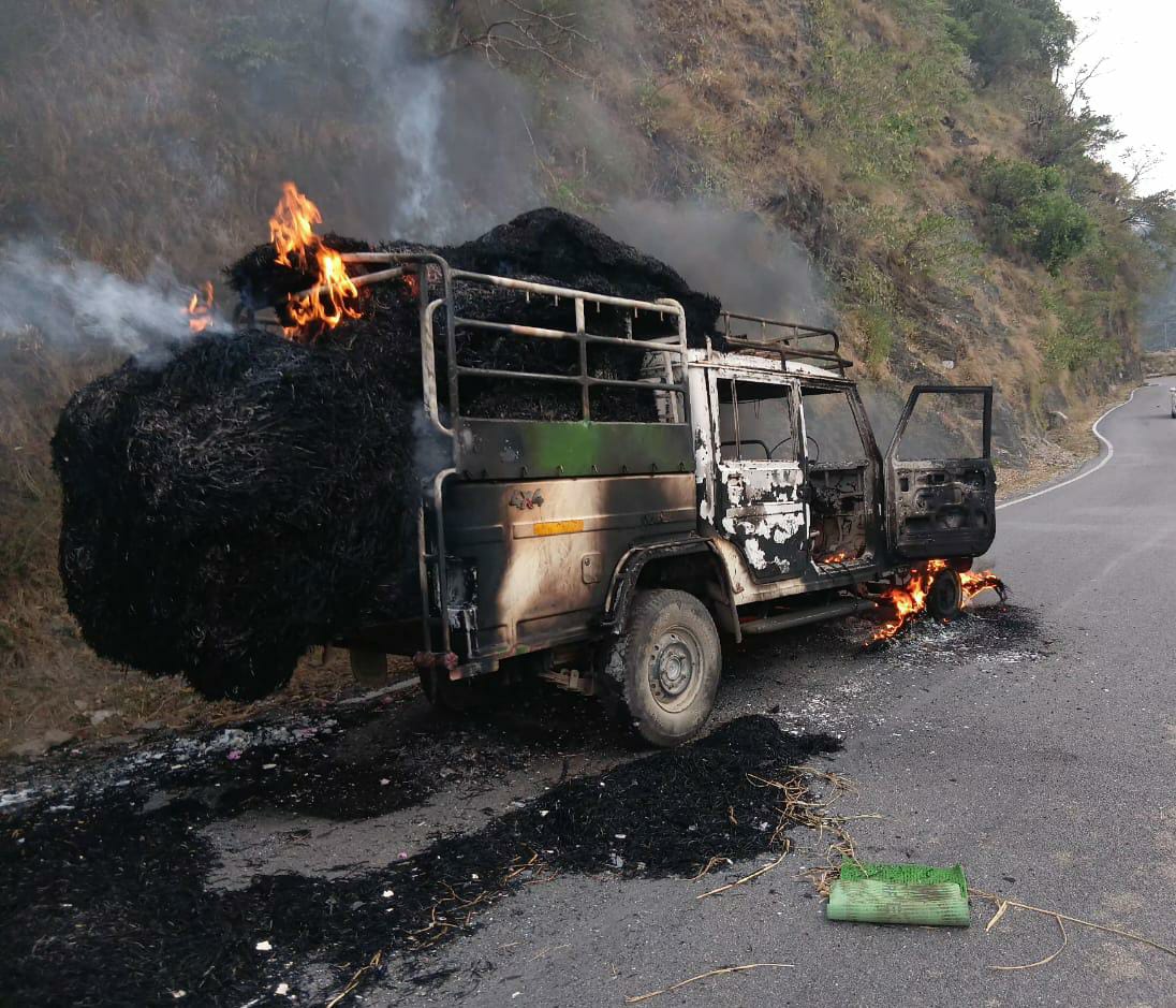 पुराली से भरे पिकअप में भड़की आग,पूरी गाड़ी स्वाहा