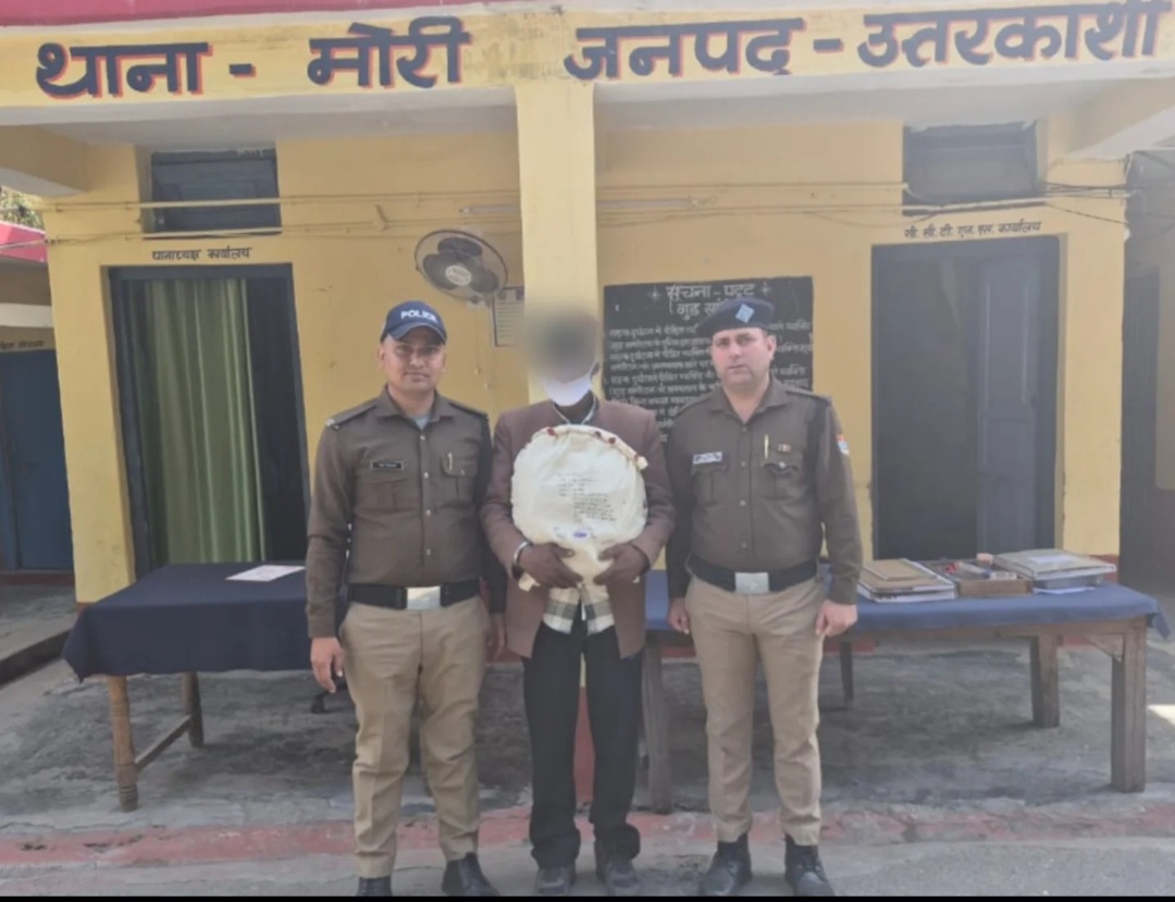एक किलो से ज्यादा चरस के साथ एक तस्कर गिरफ्तार
