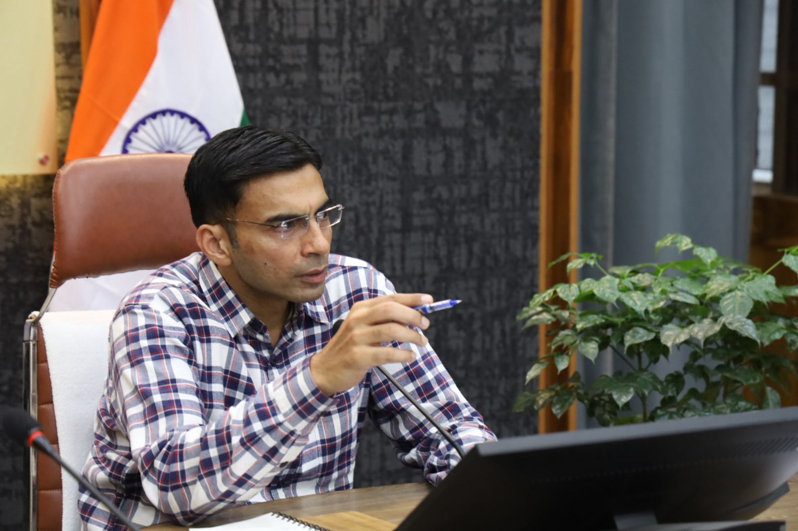 प्रधानमंत्री के आगमन व कार्यक्रम को सफल बनाने को सभी विभाग आपस मे समन्वय बनाकर करें जिम्मेदारियां का वहन: डीएम
