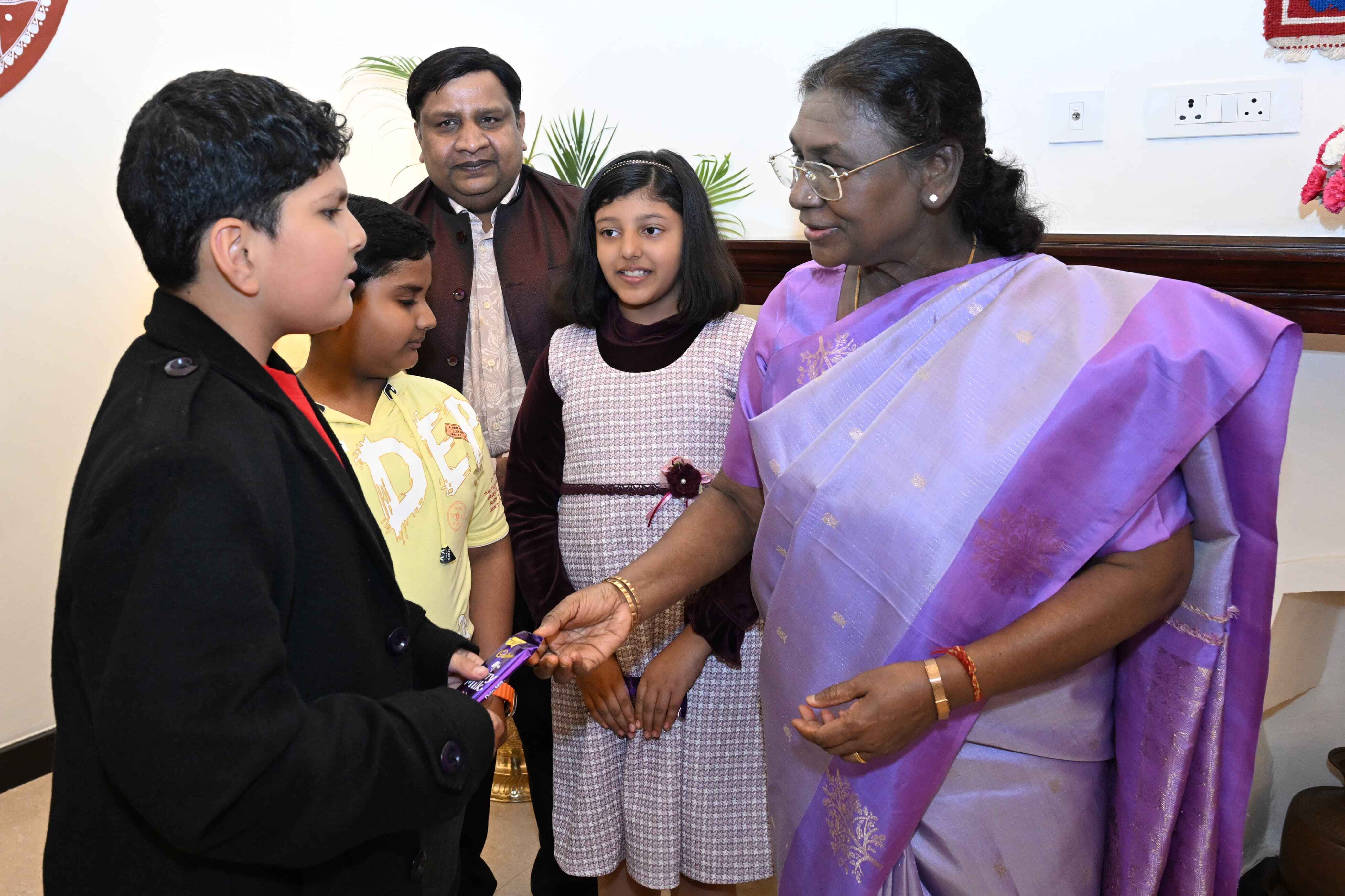 देहरादून के तीन छात्र राष्ट्रपति मुर्मू से मिले, रचनात्मक उपहारों ने जीता दिल