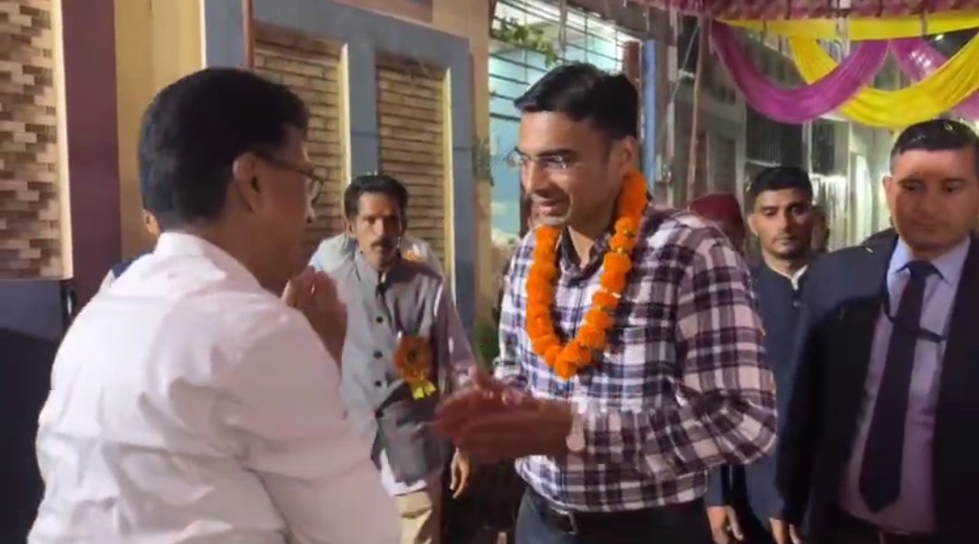 गंगोत्री एंक्लेव रेजिडेंट वेलफेयर सोसाइटी की महिलाओं द्वारा डीएम सविन बंसल को रियल हीरो’ की उपाधि दी