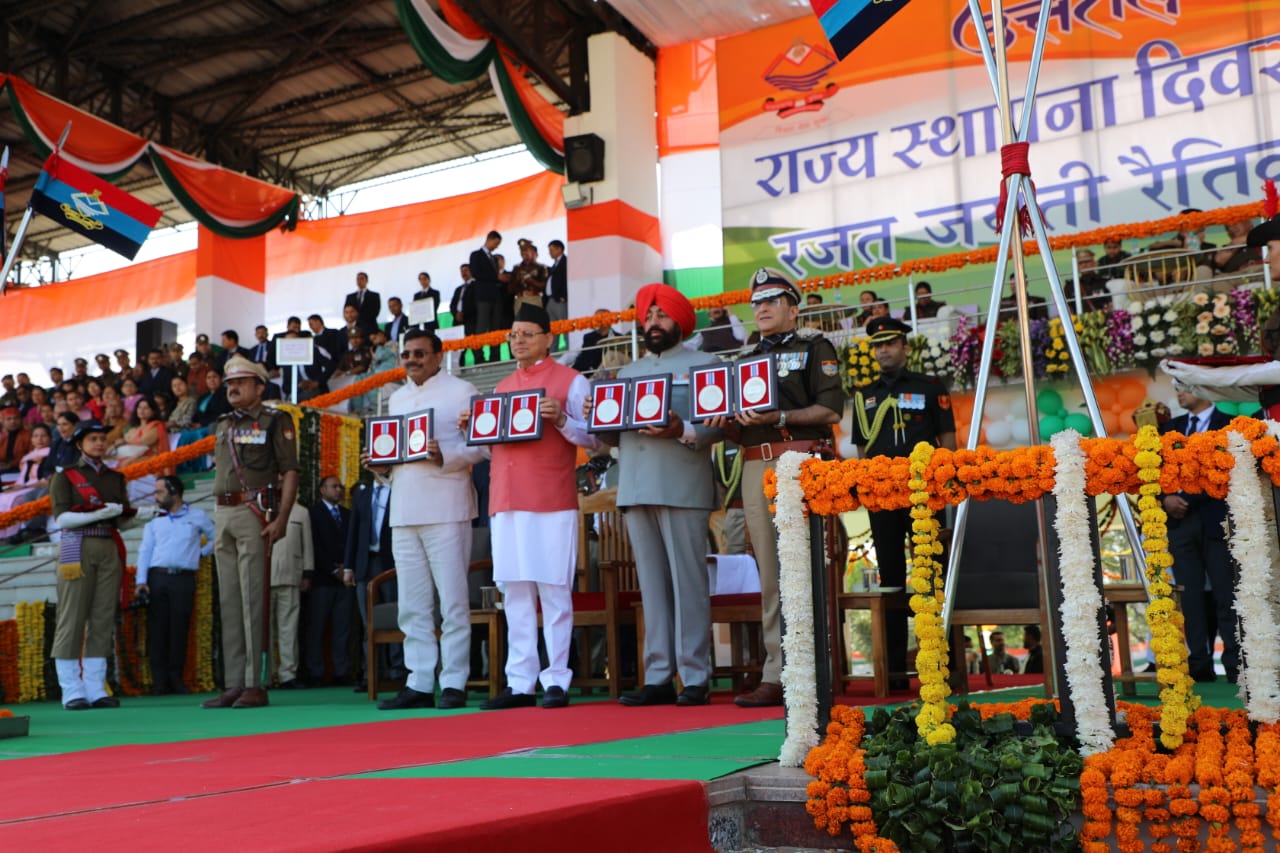 देहरादून में उत्तराखंड रजत जयंती परेड, शौर्य और विकास का प्रदर्शन
