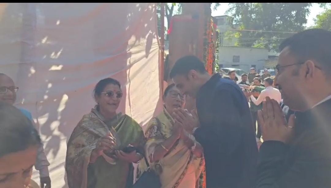 जब डीएम सविन को महिलाओं ने दिया 