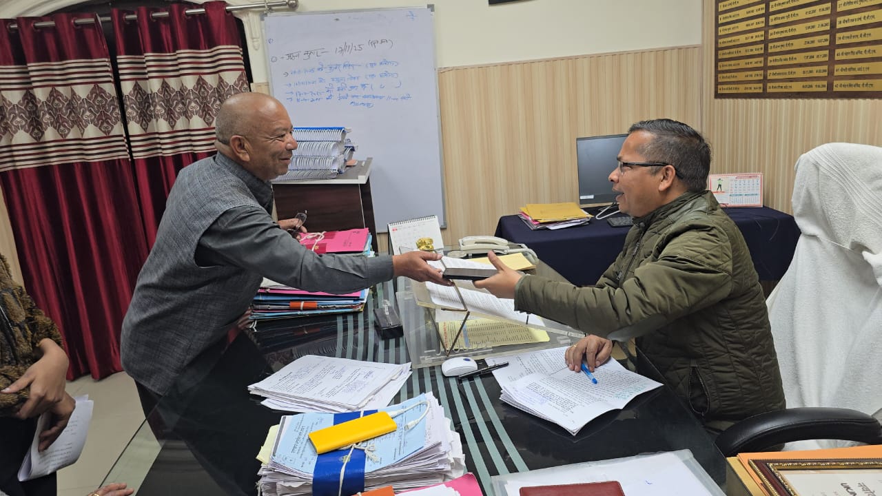 बीमार राज्य आन्दोलनकारी से एसडीएम सदर ने की वार्ता,