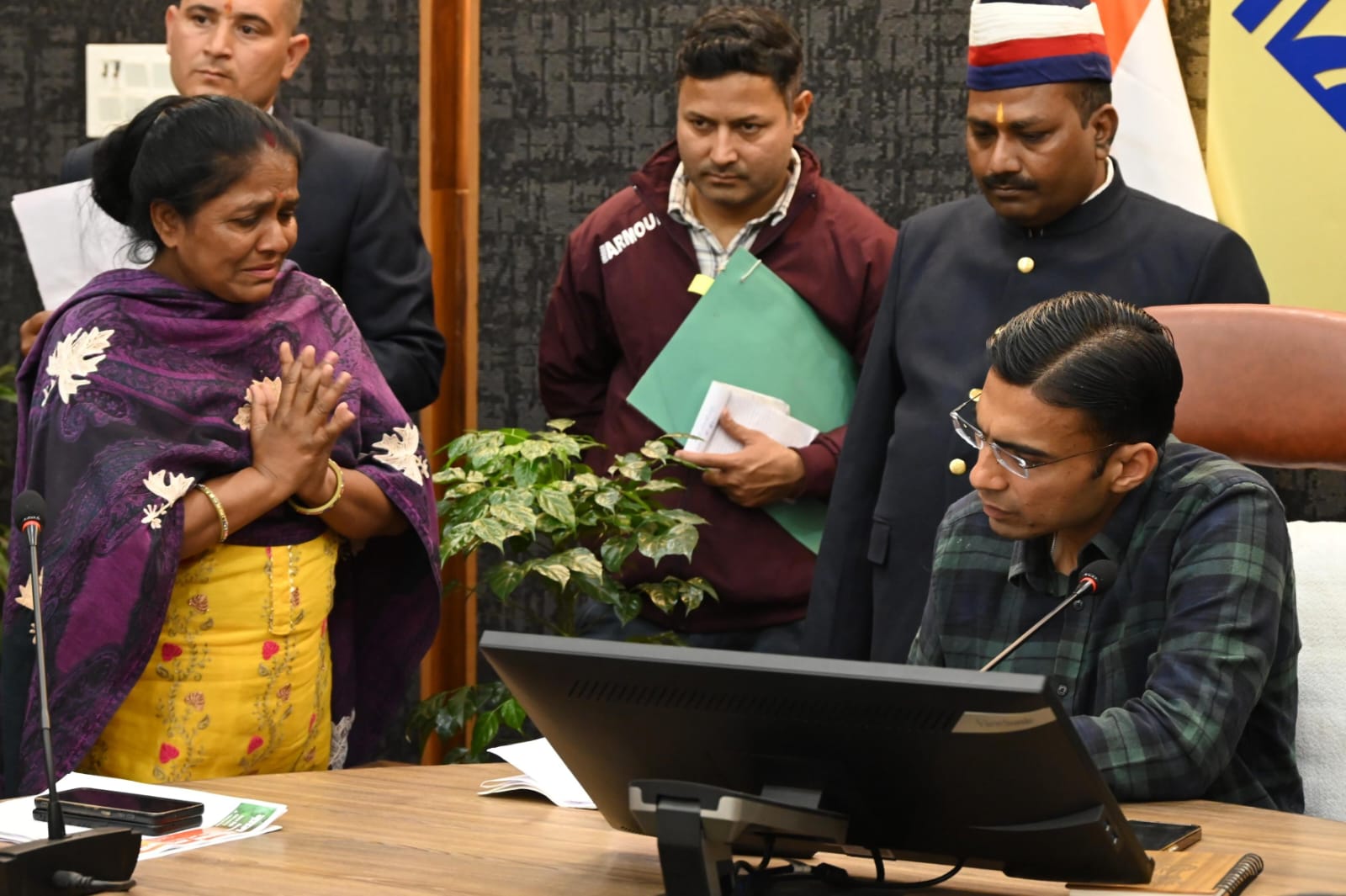 जानता दरबार में डीएम का मौके पर ही निर्णय, सौतेली माँ सम्पत्ति पर क़ब्ज़ा कर हुई फरार तो अनाथ बच्चो को दिलाया घर*

