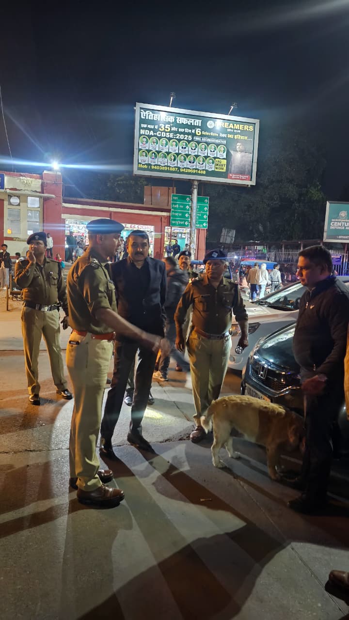 दिल्ली धमाके को लेकर देहरादून में अलर्ट के चलते  एसएसपी अजय सिंह पहुंचे रेलवे स्टेशन