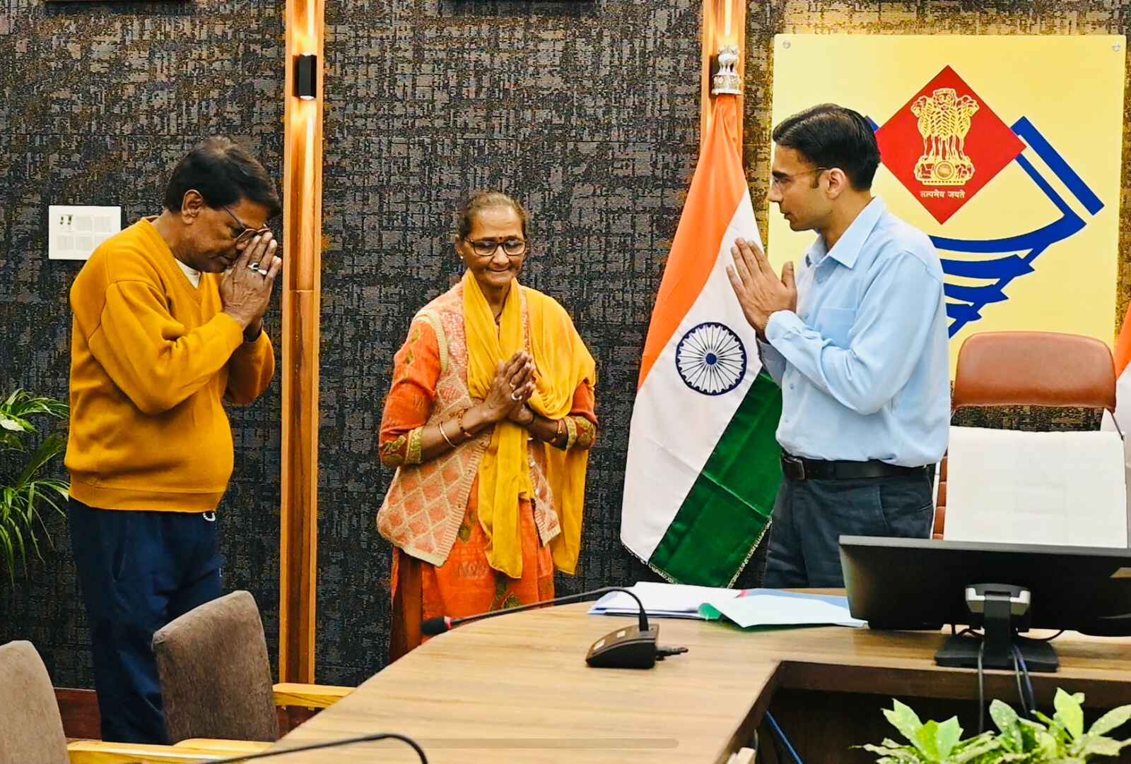 कैंसर पीड़ित माँ व बुजुर्ग पिता से मारपीट करने वाले 2 कलयुगी बेटो के खिलाफ डीएम ने दिए गुंडा एक्ट में कार्यवाही के आदेश
