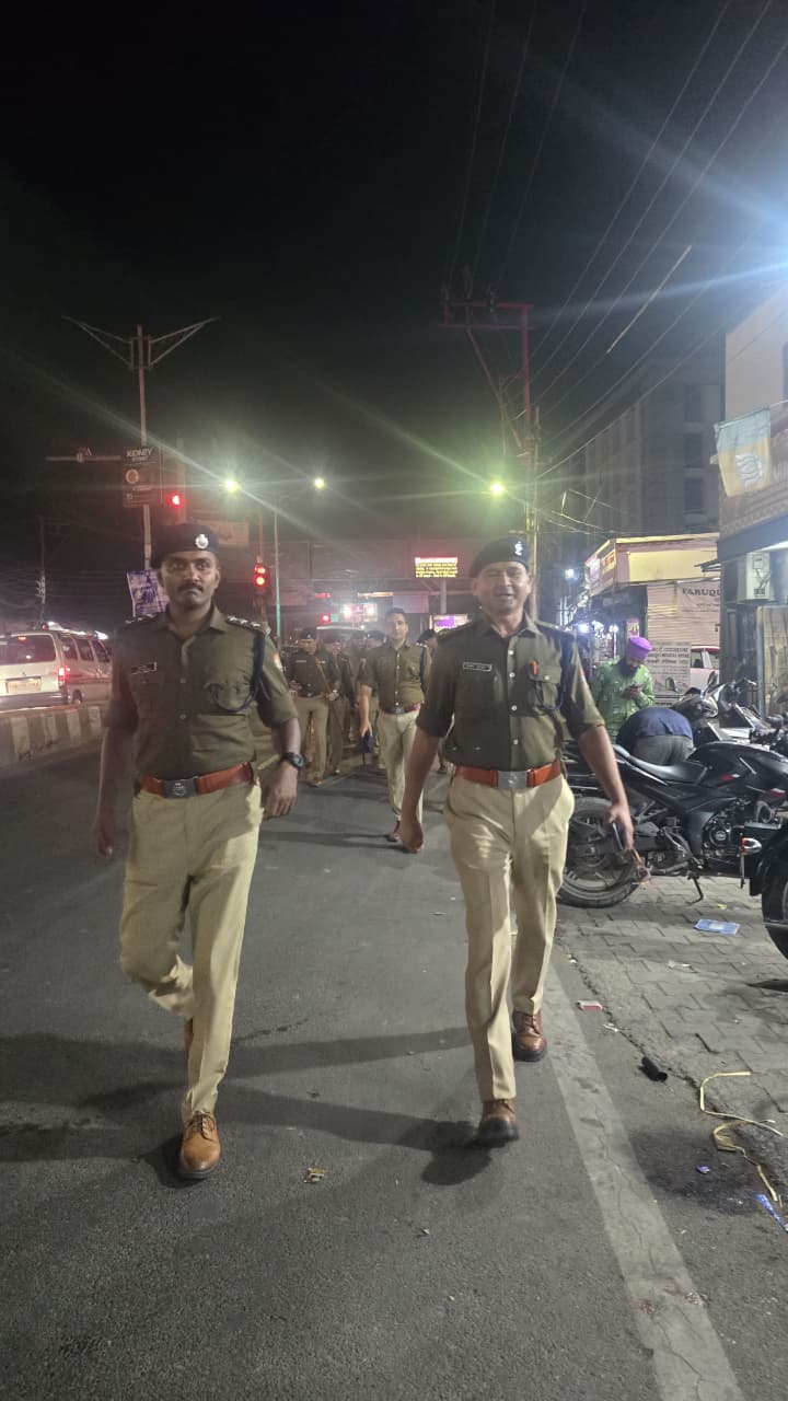 दून पुलिस ने निकाला फ्लैग मार्च