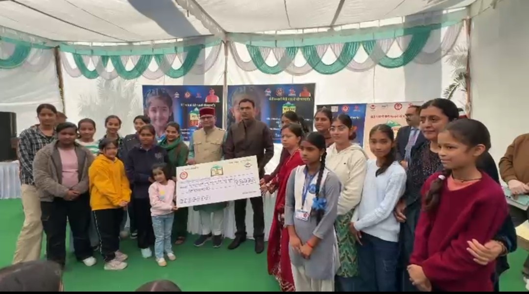 प्रोजेक्ट नंदा- सुनंदा: 32 बालिकाओं की शिक्षा पुनर्जीवित करने को डीएम ने बांटा 13 लाख का चेक