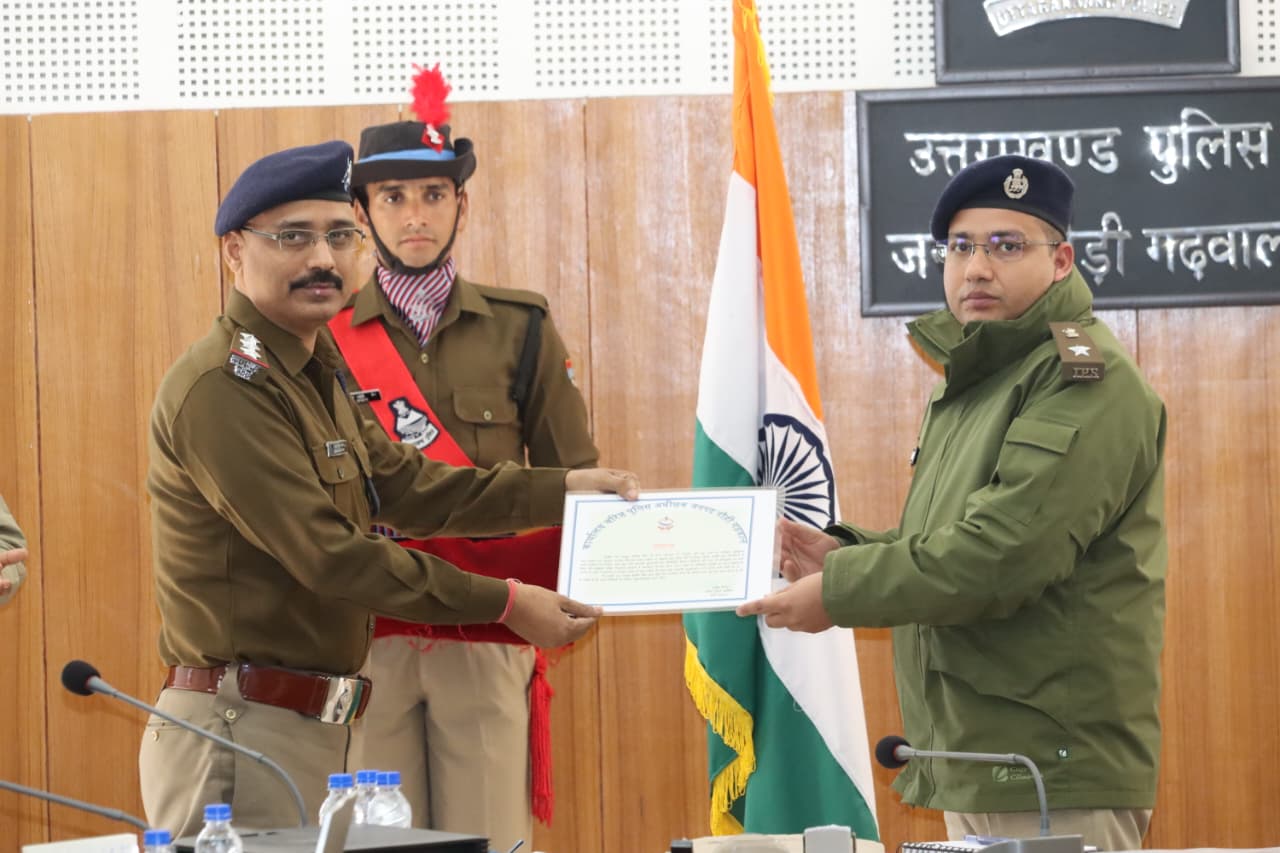 वरिष्ठ पुलिस अधीक्षक पौड़ी सर्वेश पंवार ने पुलिस लाइन पौड़ी में ली मासिक अपराध गोष्ठी