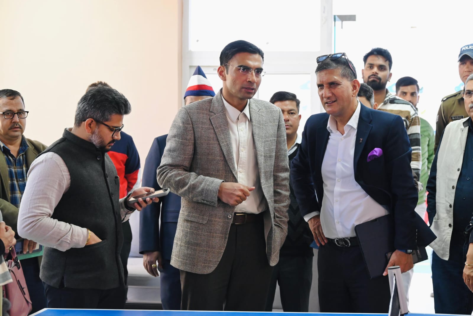 इंटेंसिव केयर सेंटर में व्यवसायिक राज भट्ट ने की बच्चो से मुलाकात, शिक्षा की मुख्यधारा से जोड़ने का किया वादा