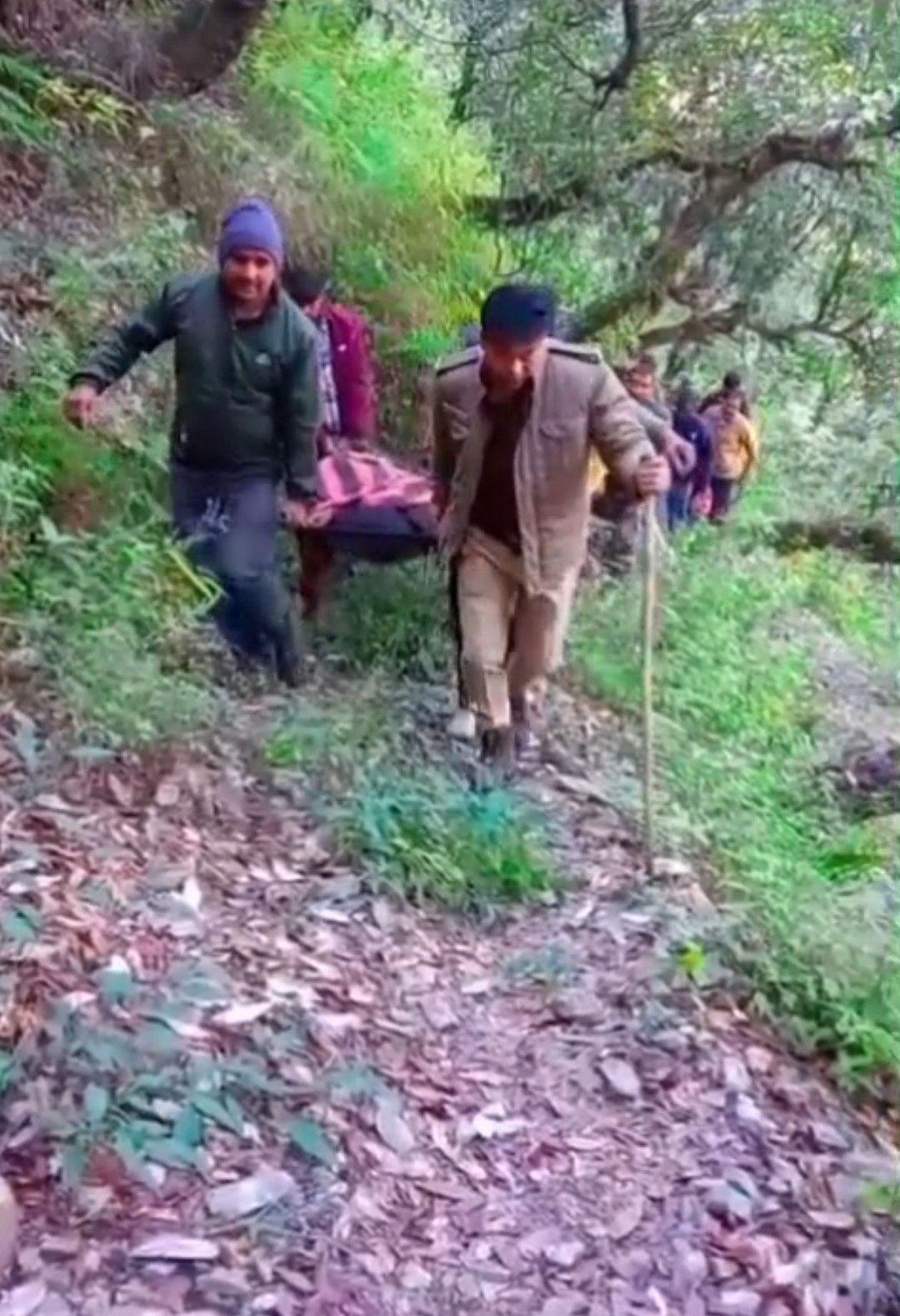 चारा लेने गयी महिला खाई में गिरी, घायल, पुलिस ने हेली के माध्यम से किया रेस्क्यू