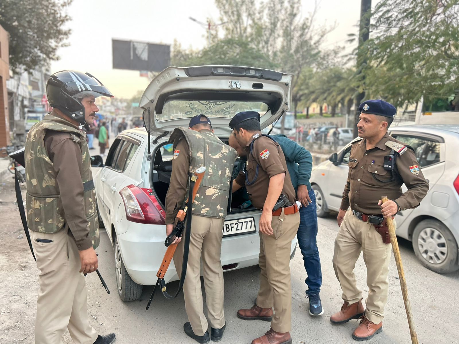 चेक पोस्टों पर बाहरी राज्यों से आने वाले वाहनों की दून पुलिस कर रही चेकिंग