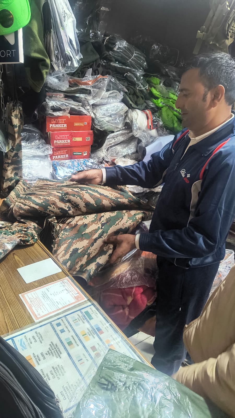 सेना की प्रतिबंधित वर्दी का कपड़ा बेचने वाले दुकानदार पर मुकदमा दर्ज